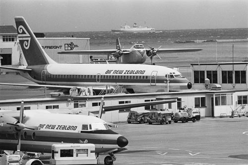 NZAW-fokkerboeing Wellington Airport 1979 - Fokker Friendship (elöl) Boeing 737 (középen) Safe Air Bristol freighter (hátul)